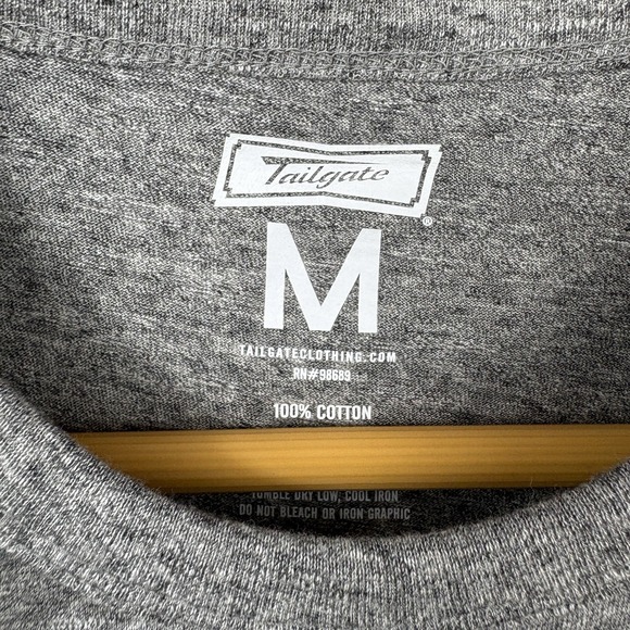 Wisconsin Badgers T-Shirt Men's M Grey White Red Camo Badger Mascot College NEW - Picture 5 of 12